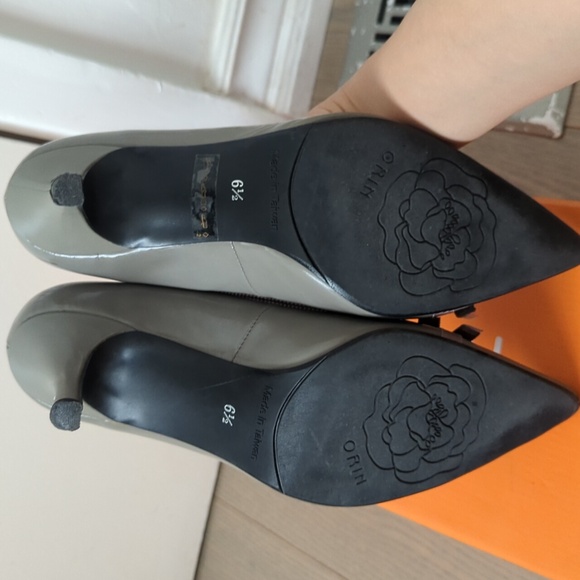 Greige ribbon trimmed pumps size 6.5 - Picture 5 of 12